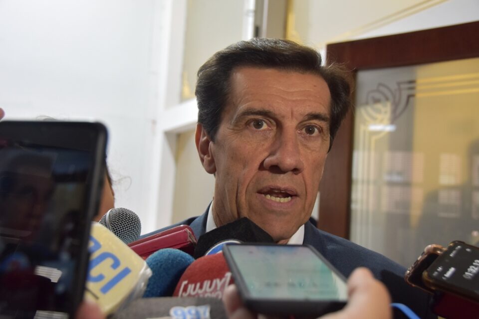 El gobernador Sadir confirma descuentos salariales por paros pero sostiene el diálogo paritario | Durante su recorrida por la Legislatura jujeña"-"el gobernador Carlos Sadir mantuvo un encuentro estratégico con legisladores del oficialismo y el vicegobernador Alberto Bernis para trazar las líneas de trabajo de los próximos meses. En ese marco"-"el mandatario provincial abordó el conflicto con los gremios estatales y ratificó que se descontarán los días no trabajados durante las jornadas de protesta"-"aunque sin cerrar las puertas al diálogo. Sobre las medidas de fuerza impulsadas por los sindicatos docentes y estatales"-"Sadir cuestionó la simultaneidad entre las negociaciones y los paros. "Estamos en pleno proceso de paritarias"-"ayer reprogramamos una mesa técnica"-"seguimos conversando y negociando"-"pero en medio de eso concretan un paro. No nos parece la forma correcta de proceder""-"expresó el gobernador. A pesar de confirmar el descuento por las ausencias"-"el mandatario llamó a las organizaciones gremiales a suspender las protestas para poder avanzar en el análisis técnico de las propuestas salariales presentadas. En el plano legislativo"-"Sadir detalló el avance de dos iniciativas fundamentales para el territorio provincial: la nueva Ley de Coparticipación Municipal y el proyecto de autonomía para Alto Comedero. "Todavía no hay una resolución definitiva"-"pero continuaremos el intercambio en los días venideros. La coparticipación requiere consenso tanto del gobierno provincial como de intendentes y comisionados"-"es un proceso complejo pero estamos trabajando en ello""-"explicó. Respecto a la situación económica"-"el gobernador anticipó la llegada de inversiones superiores a los 1.200 millones de dólares vinculadas al Régimen de Incentivo para Grandes Inversiones (RIGI)"-"concentradas en minería y el Corredor Bioceánico. Sin embargo"-"lanzó duras críticas hacia la administración nacional por frenar los planes de vivienda"-"obligando a la provincia a asumir esa demanda con recursos propios. "El Estado provincial está realizando un enorme sacrificio porque la Nación decidió abandonar la construcción de viviendas""-"remarcó Sadir. | Carlos Sadir"-"Paritarias Jujuy"-"Alberto Bernis"-"Coparticipación Municipal"-"Alto Comedero"-"RIGI | El gobernador Sadir ratificó que se descontarán los días de paro a trabajadores estatales"-"aunque mantiene abiertas las negociaciones paritarias. También avanzó en proyectos clave como la coparticipación y autonomía de Alto Comedero. | Sadir confirmó descuentos por los días de paro pero sigue en diálogo con los gremios. El gobernador se reunió con legisladores y el vicegobernador Bernis para trazar la agenda provincial. Además"-"adelantó inversiones millonarias del RIGI y criticó a Nación por abandonar los planes de vivienda en Jujuy. Conocé todos los detalles de las definiciones del mandatario. | Sadir ratifica descuentos por paros pero mantiene el diálogo abierto. El gobernador se reunió en la Legislatura con el bloque oficialista para definir la agenda provincial: paritarias"-"coparticipación municipal"-"autonomía de Alto Comedero e inversiones millonarias. También cuestionó a Nación por frenar planes de vivienda en la provincia. Link en bio para la info completa. #Jujuy #Sadir #ParitariasJujuy #Política #NoticiasTrentina #JujuyHoy