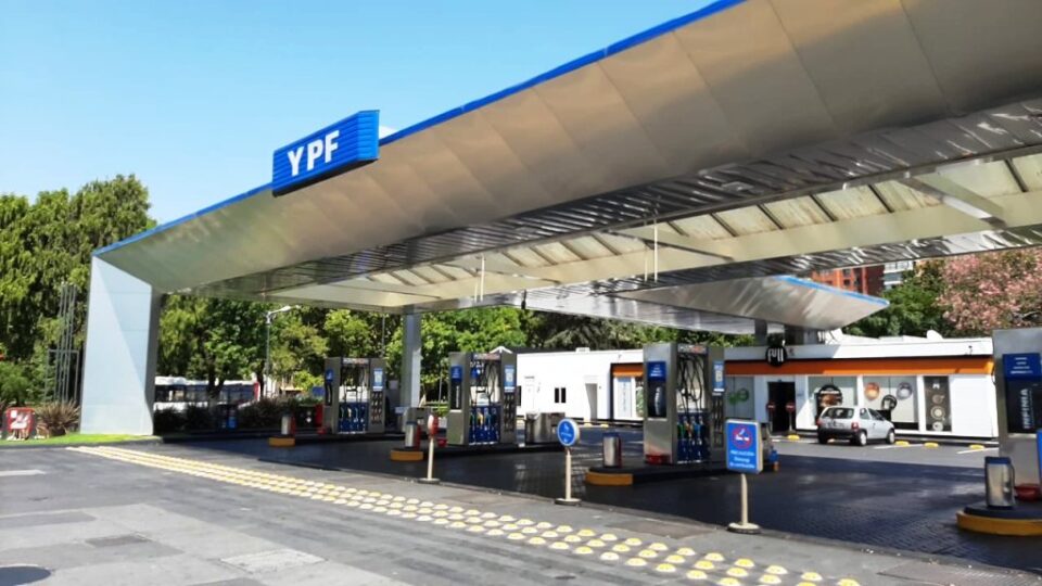 Cuando cargás nafta"-"la mitad del precio son impuestos: el Estado se lleva casi tanto como vale el combustible | Cada vez que un conductor argentino llena el tanque de su vehículo"-"enfrenta una realidad que pocos dimensionan: entre el 38% y el 45% de lo que paga no corresponde al combustible en sí"-"sino a una compleja red de impuestos que atraviesa los tres niveles del Estado. Así lo revela un reciente análisis que desnuda la estructura tributaria detrás del precio del surtidor"-"donde Nación"-"provincias y municipios aplican gravámenes que encarecen sustancialmente el producto final. La carga impositiva se distribuye en múltiples capas. A nivel nacional"-"el Estado recauda a través del Impuesto a los Combustibles Líquidos"-"el tributo al Dióxido de Carbono y el IVA del 21%"-"que por sí solo representa más del 14% del precio final. Las provincias suman Ingresos Brutos con un peso cercano al 3%"-"mientras que los municipios aplican tasas locales como las de Seguridad e Higiene o la llamada tasa vial. Esta superposición de gravámenes genera que una porción considerable de cada carga no se destine a producción ni comercialización"-"sino directamente a las arcas públicas. El impacto de esta realidad se magnifica en un contexto inflacionario como el actual. Los impuestos no solo forman parte del precio base"-"sino que se actualizan periódicamente según la inflación y muchas veces se aplican de manera escalonada tras postergaciones. Las recientes subas de marzo reflejan precisamente esta dinámica"-"donde el componente fiscal tiene un papel protagónico. El debate que surge entonces es inevitable: cuando aumenta el combustible"-"cuánto responde verdaderamente al mercado energético y cuánto al peso del Estado sobre cada litro que carga el automovilista argentino. | Impuestos"-"Combustibles"-"IVA"-"Argentina"-"Ingresos Brutos | Del 38% al 45% del precio de la nafta son impuestos: entre IVA"-"tasas nacionales"-"provinciales y municipales"-"el Estado se lleva casi la mitad de lo que pagás en cada carga. | ¿Sabías que cuando cargás nafta"-"casi la mitad del precio son impuestos? Entre gravámenes nacionales"-"provinciales y municipales"-"el Estado recauda entre 38% y 45% de lo que pagás en el surtidor. El IVA"-"Ingresos Brutos y tasas locales se acumulan en una estructura tributaria que pesa tanto como el combustible mismo. Te contamos cómo se compone el precio real de cada litro y por qué los aumentos no siempre responden solo al mercado energético. | Cuando cargás combustible"-"¿sabés cuánto es nafta y cuánto son impuestos? Entre el 38% y 45% del precio que pagás se lo llevan Nación"-"provincias y municipios. IVA"-"tasas y gravámenes: el desglose completo de lo que realmente estás pagando en cada carga. Link en bio para conocer toda la estructura impositiva detrás del surtidor. HashtagJujuy HashtagImpuestos HashtagCombustibles HashtagArgentina HashtagNafta