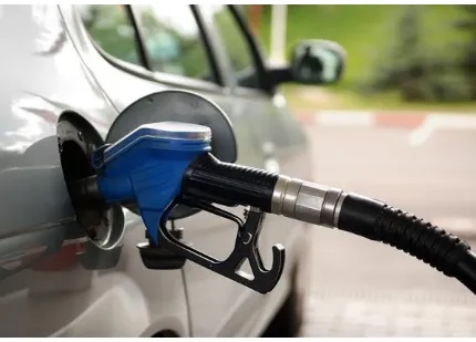 La escalada imparable: en menos de un mes"-"el combustible subió seis veces en Jujuy | Los jujeños asisten a un fenómeno que se repite con frecuencia alarmante: en lo que va de marzo"-"apenas 26 días"-"el combustible experimentó seis aumentos consecutivos. Lo que solía ser un ajuste mensual previsible se transformó en una actualización casi semanal que golpea directamente el bolsillo de los conductores. Las estaciones de servicio modifican sus precios sin anticipación"-"y los usuarios miran las pizarras con una certeza cada vez más instalada: mañana costará más. Los valores actuales reflejan la magnitud del problema. La nafta súper alcanzó los 2.115 pesos por litro"-"mientras que la premium llega a 2.283 pesos. El gasoil se comercializa a 2.273 pesos y el diésel premium trepó hasta los 2.453 pesos por litro. Cargar el tanque completo dejó de ser una práctica habitual para convertirse en un gasto que muchos deciden medir y racionar diariamente"-"según las posibilidades del momento. El problema trasciende los surtidores. El combustible funciona como precio de referencia que arrastra consigo al transporte"-"los alimentos"-"la logística y una cadena completa de servicios. Cuando los ajustes son constantes y acelerados"-"el impacto se replica en toda la estructura económica. Ya se observan señales de traslado a la canasta básica y una preocupación creciente por el encarecimiento generalizado del costo de vida. Entre las causas de esta escalada aparecen elementos conocidos: la actualización de impuestos"-"la fluctuación internacional del petróleo y las decisiones empresariales del sector. Sin embargo"-"lo que más inquieta es la ausencia de previsibilidad. Cada nuevo aumento refuerza la percepción de que no existe un límite claro y que la situación puede seguir empeorando. La pregunta ya no es cuánto cuesta cargar combustible hoy"-"sino cuánto costará mañana"-"y en la Argentina actual esa respuesta cambia con una velocidad que no da tregua. | Combustible Jujuy"-"Economía Argentina"-"Inflación"-"Precios Nafta | Seis aumentos en 26 días: el combustible en Jujuy no para de subir y ya impacta en toda la economía provincial. La nafta súper superó los 2.100 pesos. | En menos de un mes"-"el combustible subió seis veces en Jujuy. La nafta súper ya cuesta 2.115 pesos por litro y el tanque lleno se convirtió en un lujo. El problema no queda en el surtidor: cuando el combustible sube sin parar"-"toda la economía se ve afectada. Conocé los valores actuales y el impacto en la vida cotidiana. | El combustible en Jujuy: seis aumentos en 26 días 📈⛽ Ya superó los 2.100 pesos por litro y sigue subiendo. ¿Hasta cuándo? Te contamos cómo impacta en tu bolsillo y en toda la economía jujeña. Link en bio para la nota completa. hashtag Jujuy hashtag Combustible hashtag Economía hashtag Argentina hashtag SanSalvadorDeJujuy hashtag Nafta